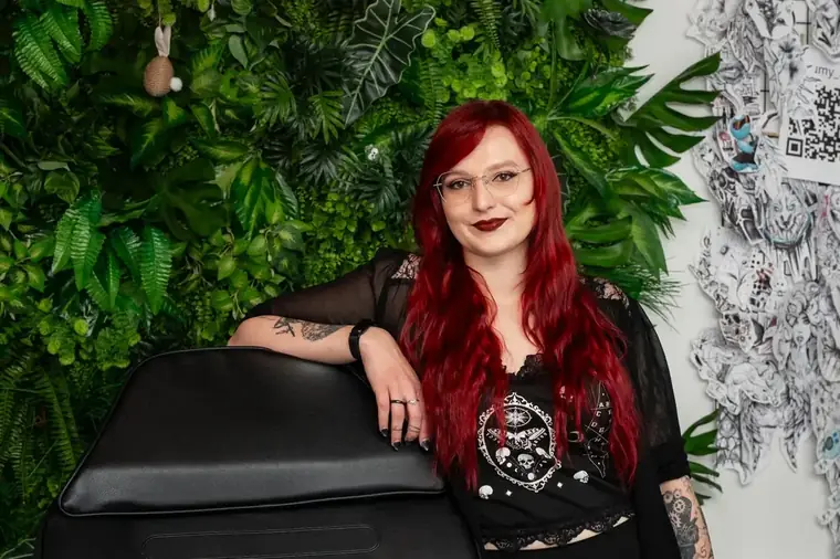 Tattoo-Artist Ely als Ansprechpartnerin für deine Anfrage